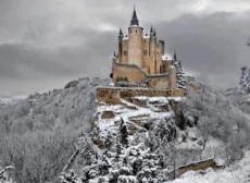 Krásná ukázka zasněžené pevnosti Segovia ve Španělsku