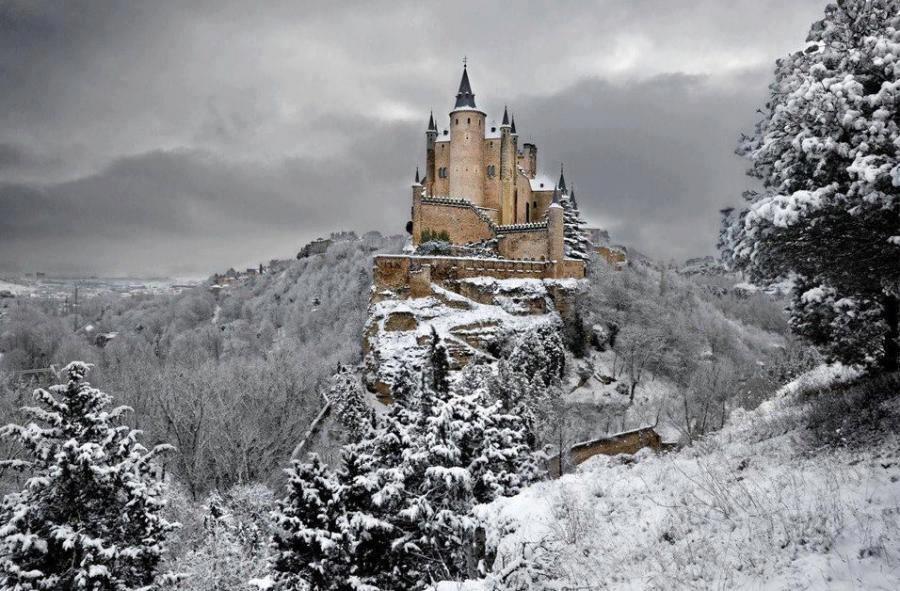 Krásná ukázka zasněžené pevnosti Segovia ve Španělsku